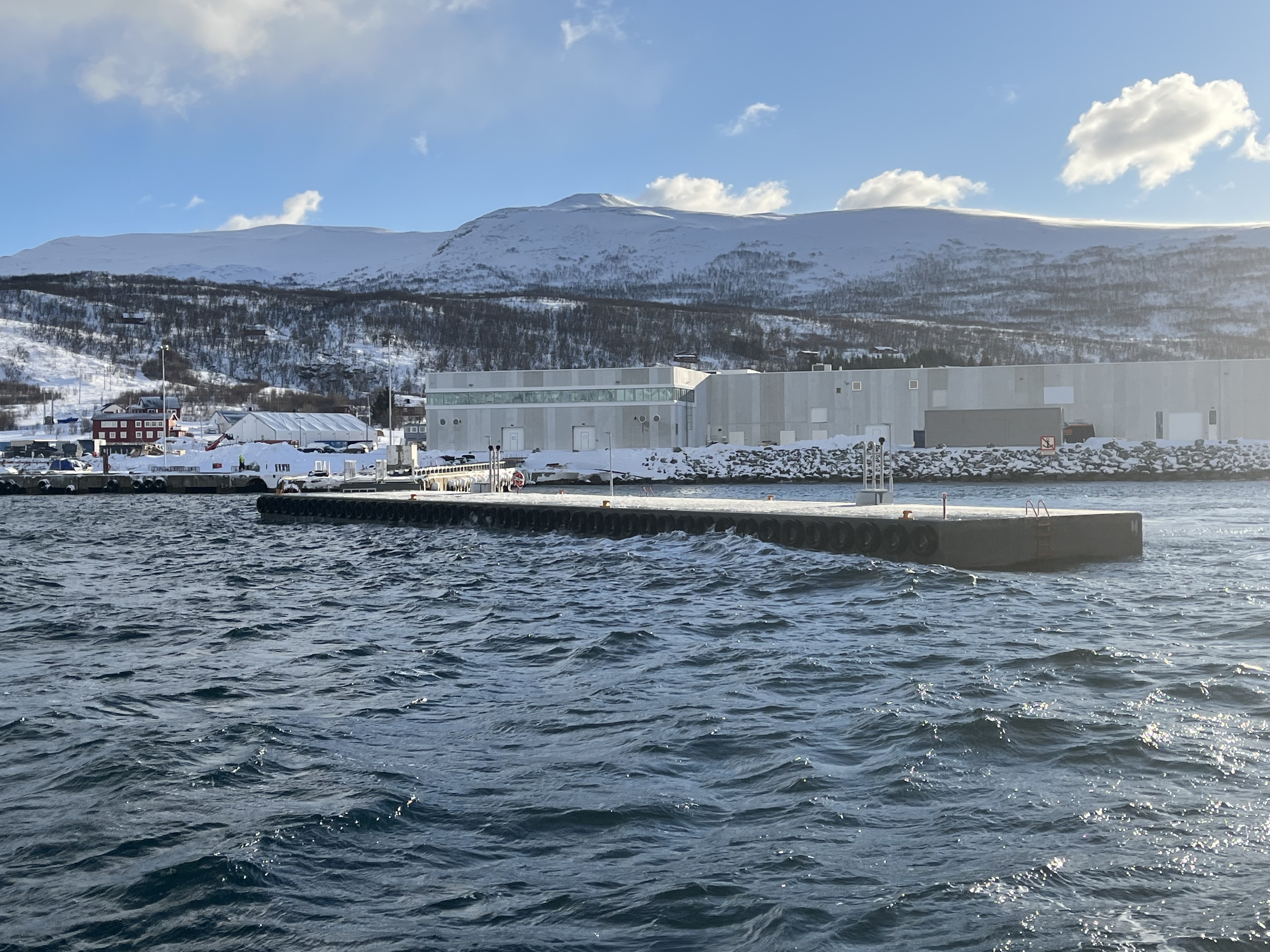https://marinasolutions.no/uploads/2022-03-26-Flytekai-med-dekkfendring-til-Dåfjord-settefiskanlegg.jpg