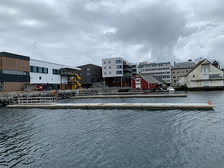 https://marinasolutions.no/uploads/Betongbrygger-ved-Amfi-Florø_gjestehavn.jpg