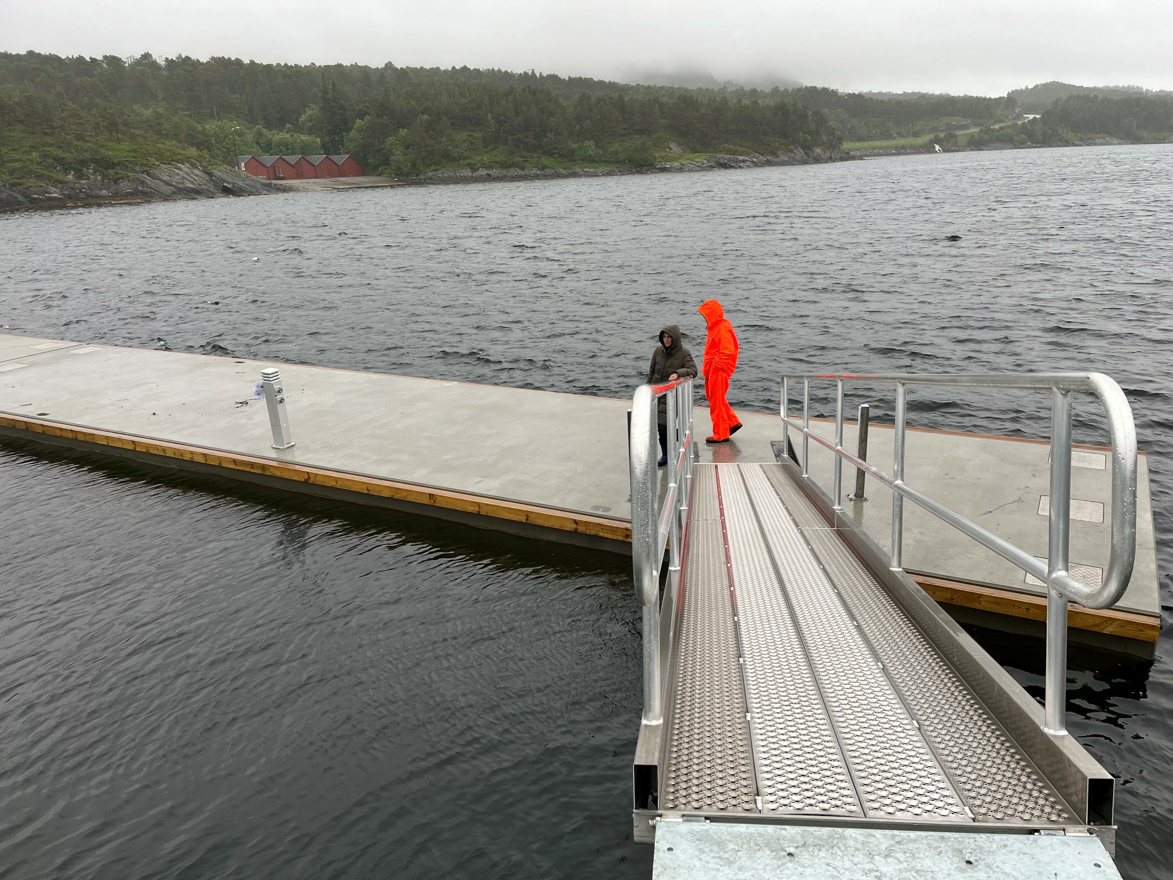 https://marinasolutions.no/uploads/Bølgedemper-og-landgang-til-Nothaugen-Fiskecamping-2.jpg