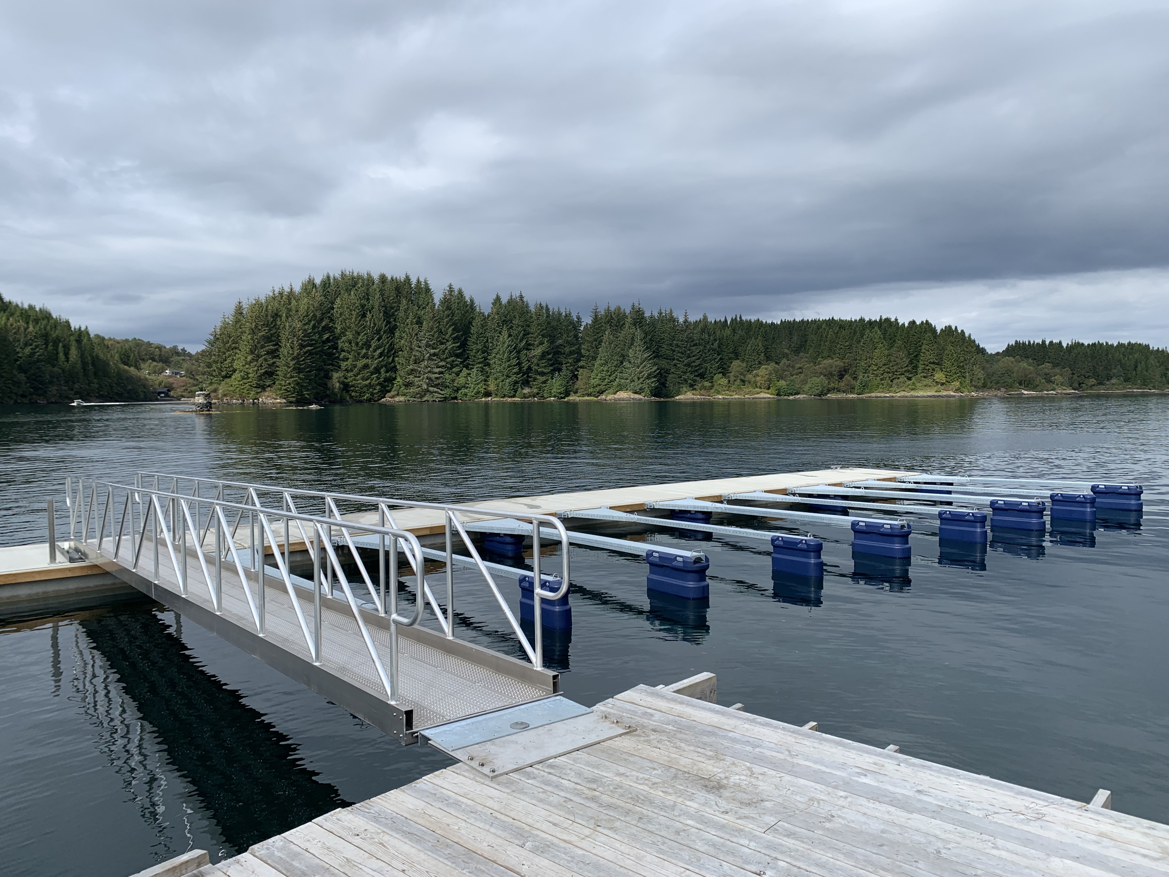 https://marinasolutions.no/uploads/Feste-Nærkjøp_ny-marina-betongbrygge_båtplasser.jpg