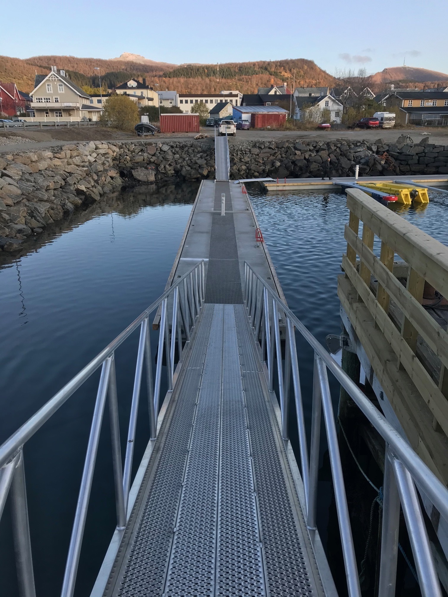 https://marinasolutions.no/uploads/Hadsel-havn-melbu-snøfrie-betongbrygger-marina-solutions-Tallykey-strømposter-3.jpg