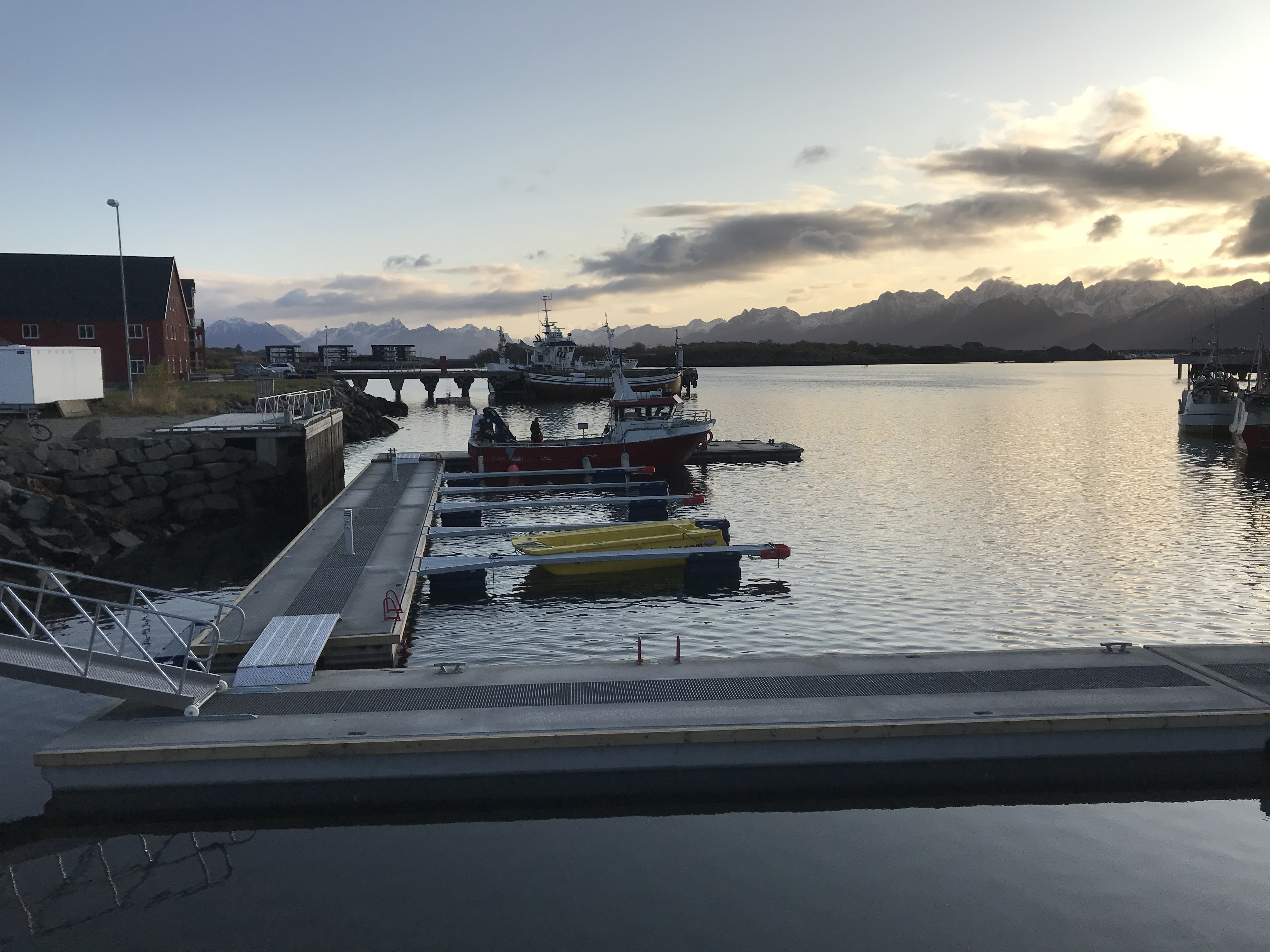 https://marinasolutions.no/uploads/Hadsel-havn-melbu-snøfrie-betongbrygger-marina-solutions-Tallykey-strømposter.jpg