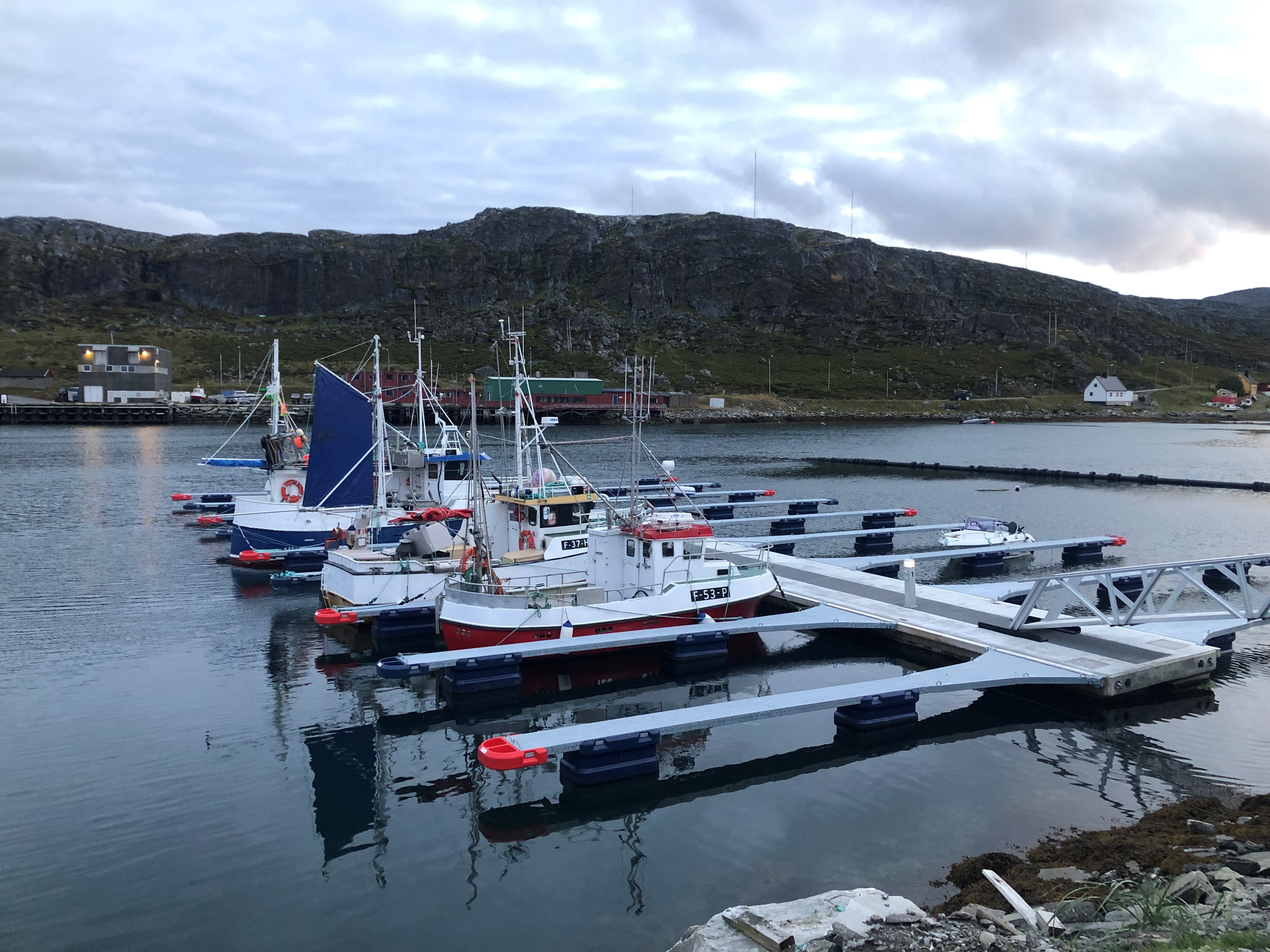 https://marinasolutions.no/uploads/Hammerfest-Havn-Forsøl-fiskerihavn-bilde-tatt-september-2019002-3.jpg