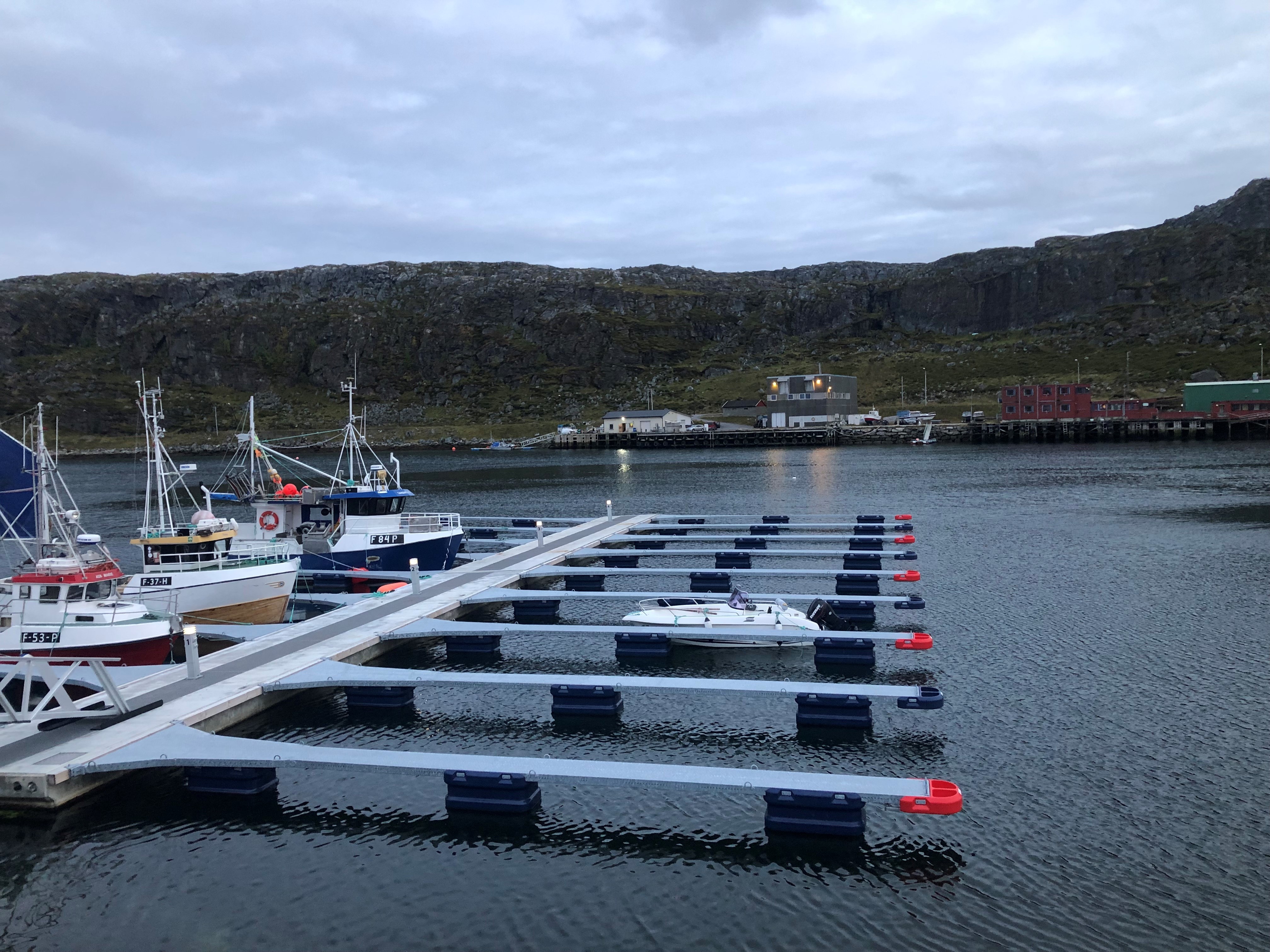 https://marinasolutions.no/uploads/Hammerfest-Havn-Forsøl-fiskerihavn-bilde-tatt-september-2019002-4.jpg
