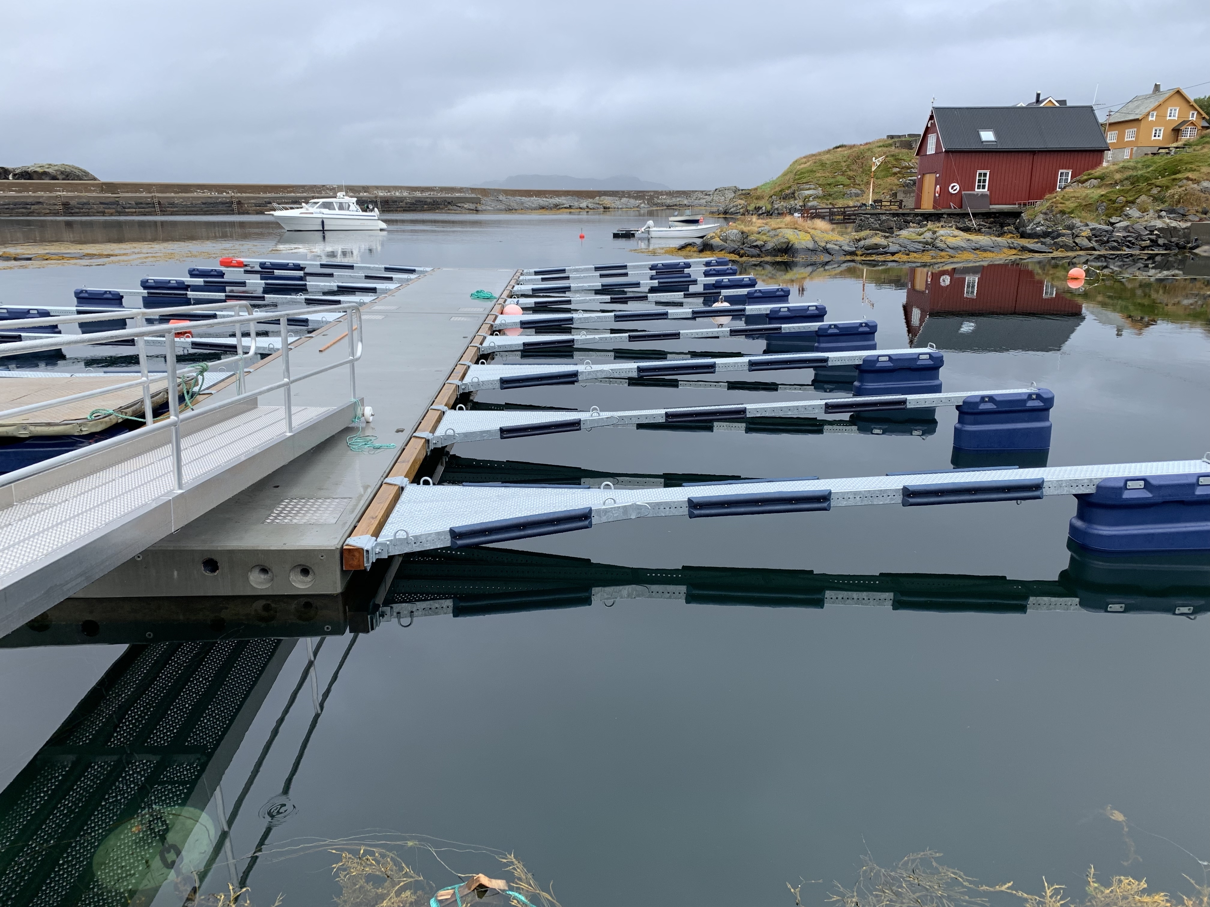 https://marinasolutions.no/uploads/Hamnaberget-småbåtforening-nordre-bjørnsund-marina-solutions-betongbrygger-sklisikre-utriggere-2.jpg