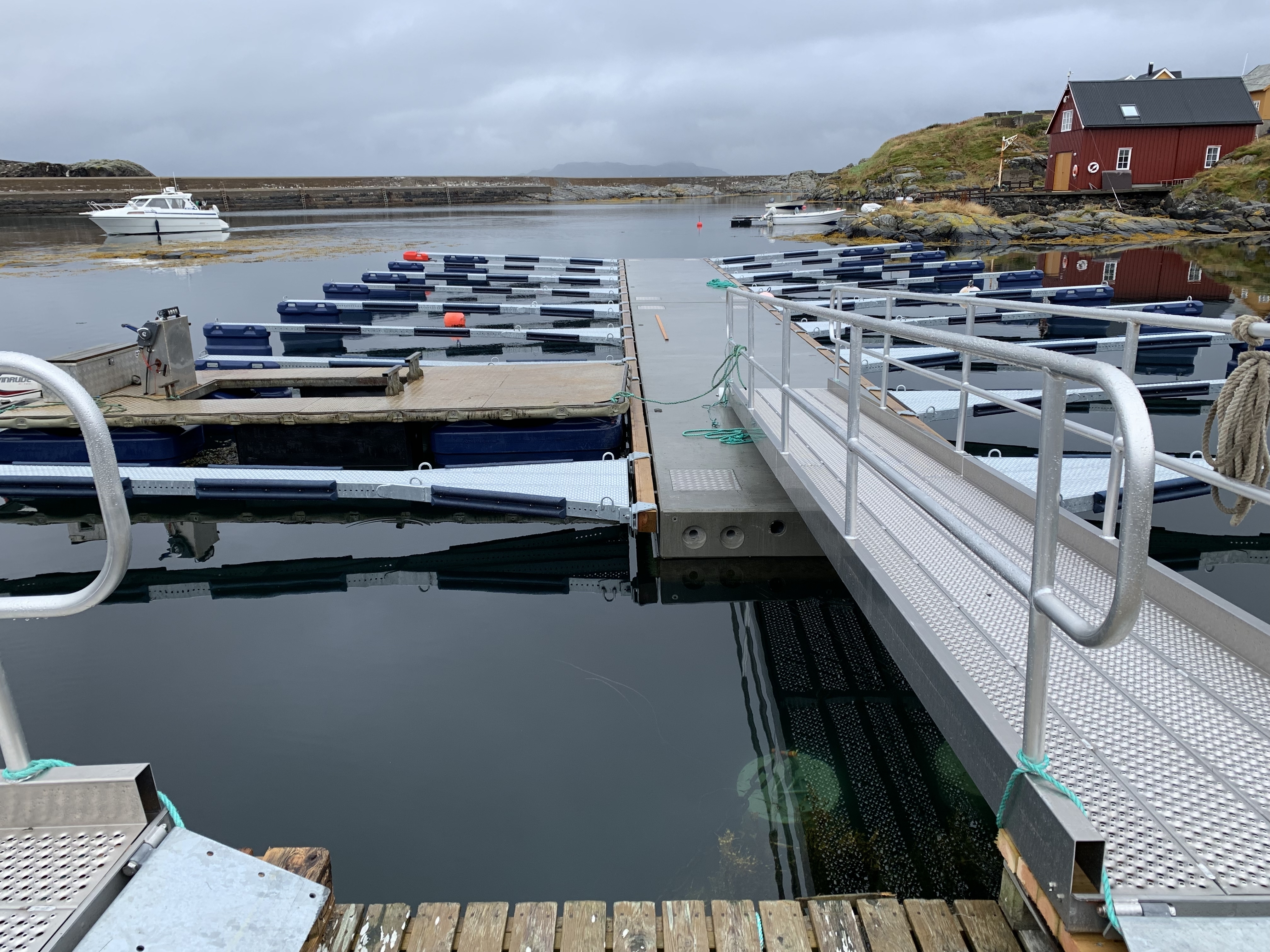https://marinasolutions.no/uploads/Hamnaberget-småbåtforening-nordre-bjørnsund-marina-solutions-betongbrygger-sklisikre-utriggere-3.jpg