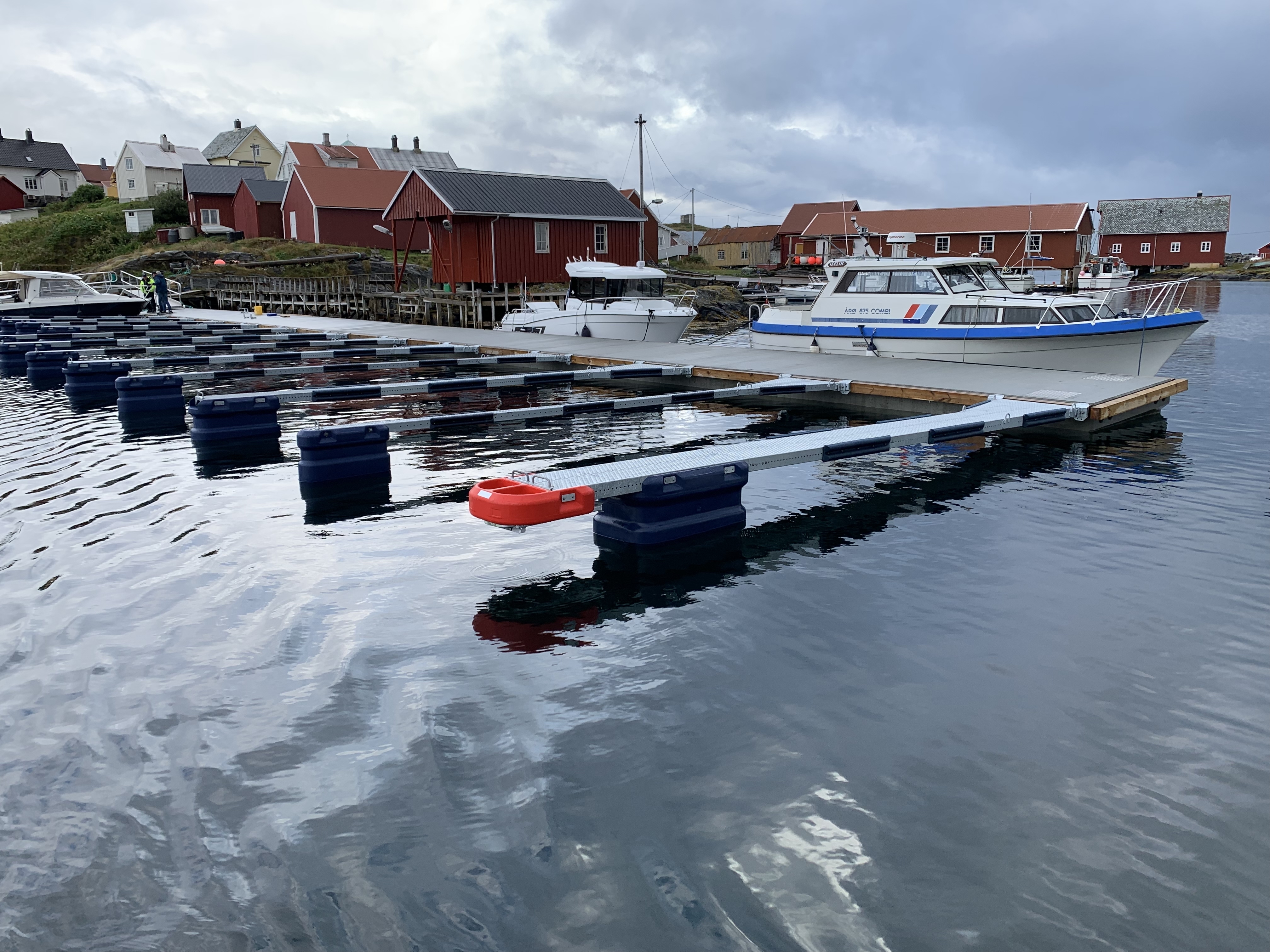 https://marinasolutions.no/uploads/Hamnaberget-småbåtforening-nordre-bjørnsund-marina-solutions-betongbrygger-sklisikre-utriggere-8.jpg
