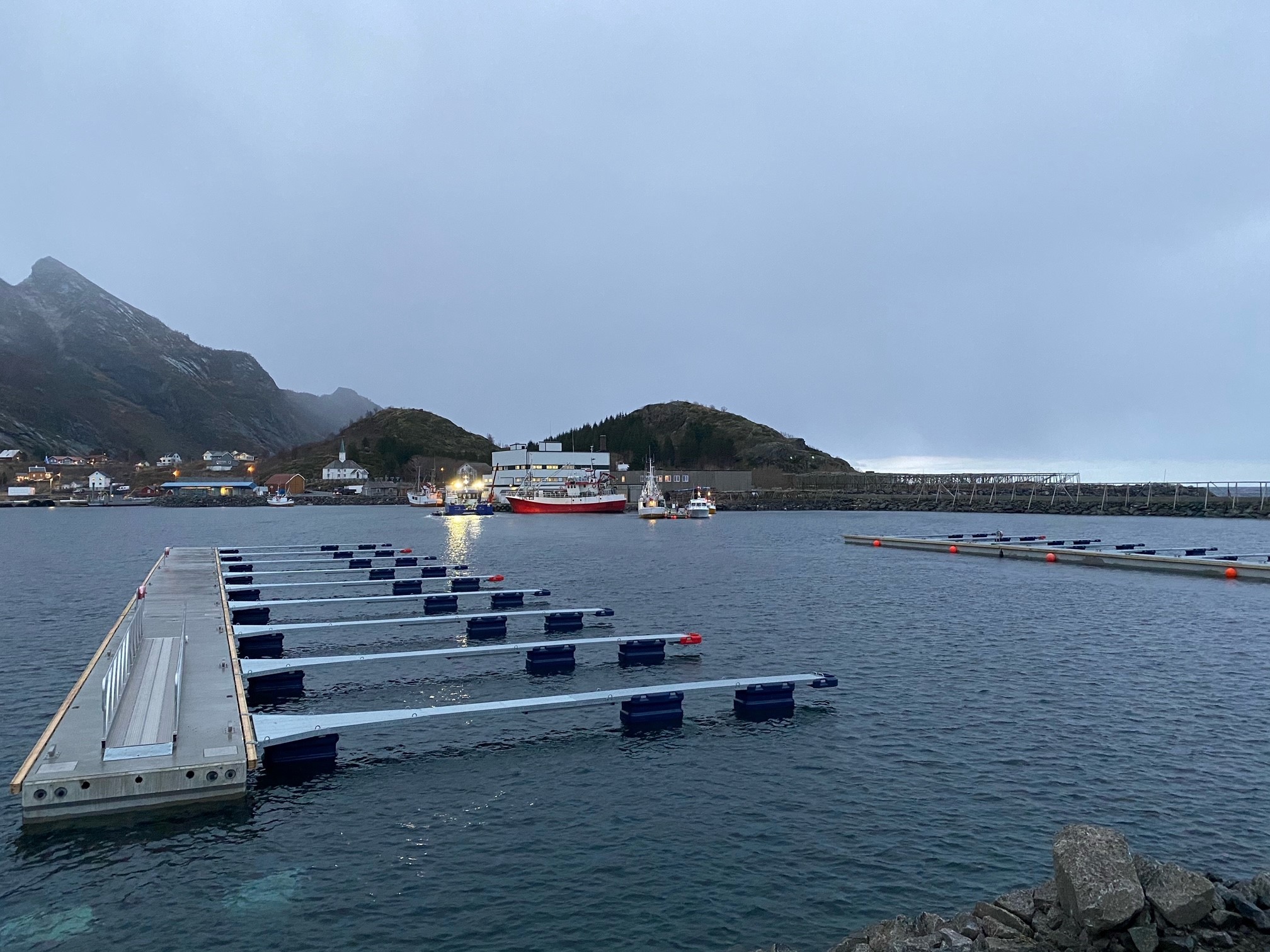 https://marinasolutions.no/uploads/Moskenesvågen-Fiskebåtlag_betongbrygger-og-utriggere-2.jpg