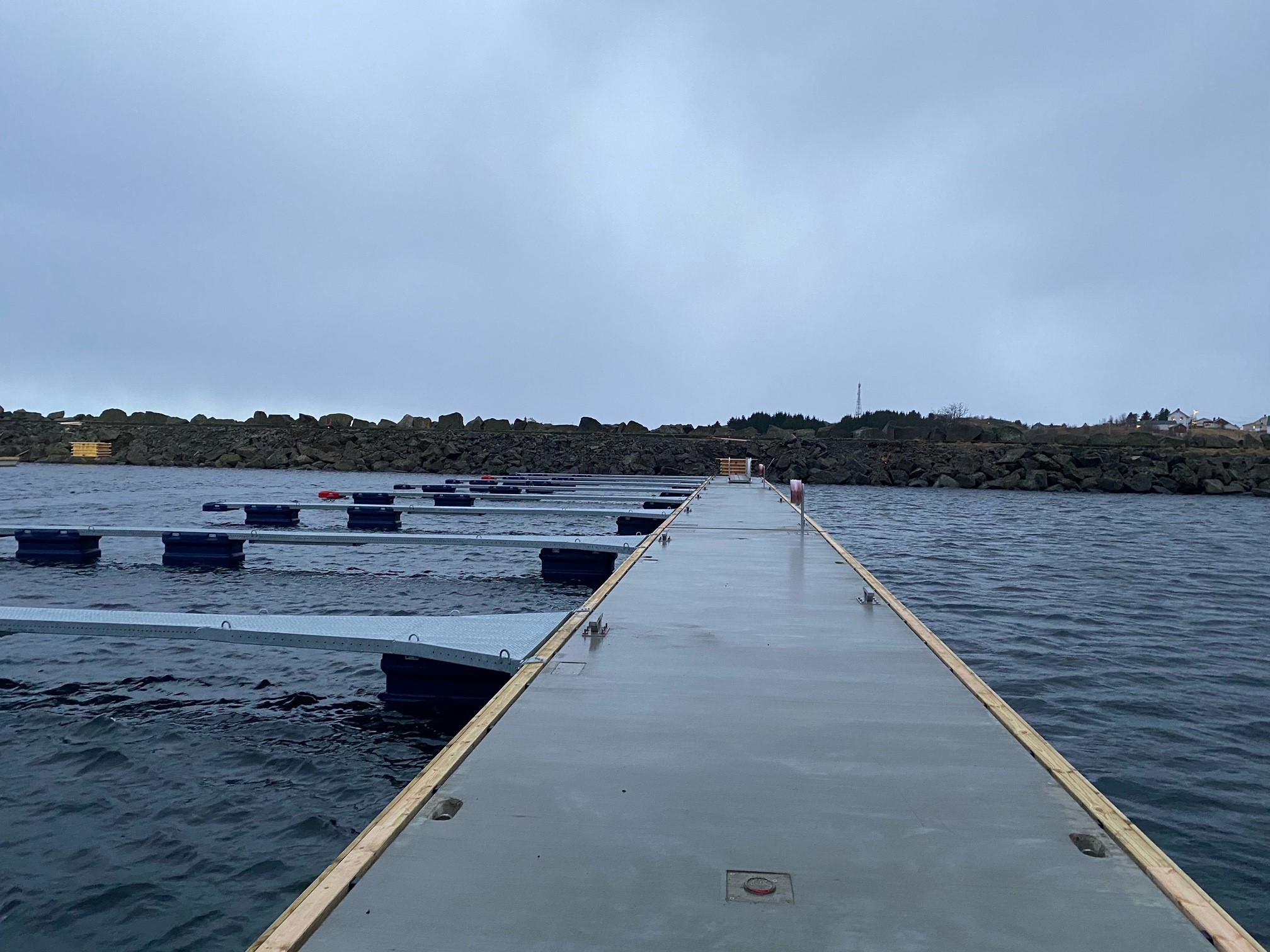 https://marinasolutions.no/uploads/Moskenesvågen-Fiskebåtlag_betongbrygger-og-utriggere-6.jpg