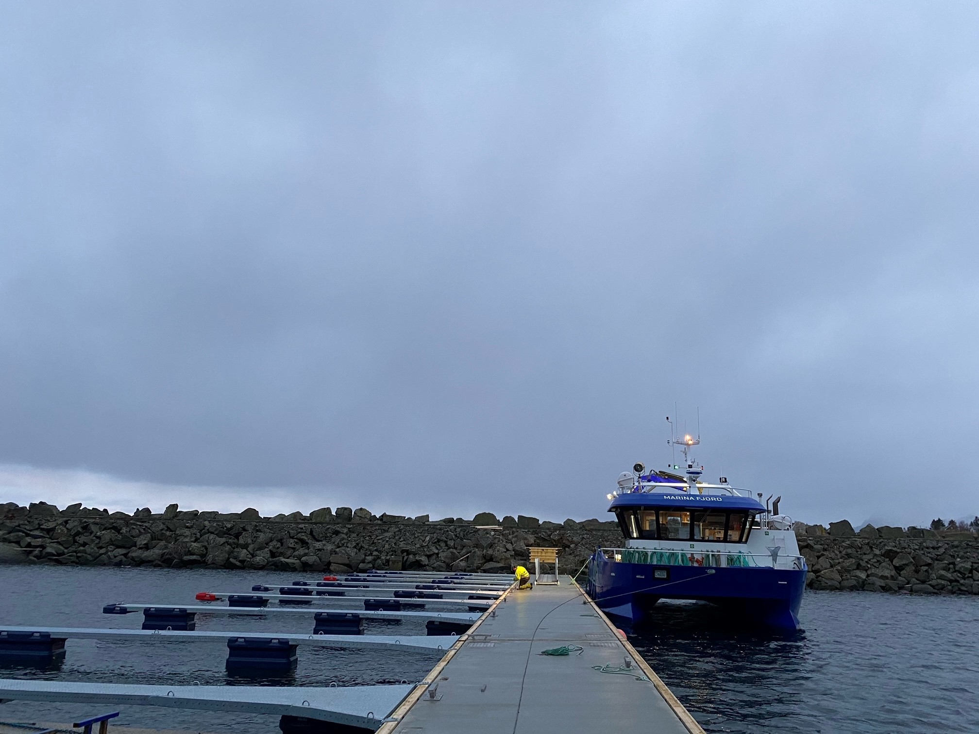 https://marinasolutions.no/uploads/Moskenesvågen-Fiskebåtlag_betongbrygger-og-utriggere-9.jpg