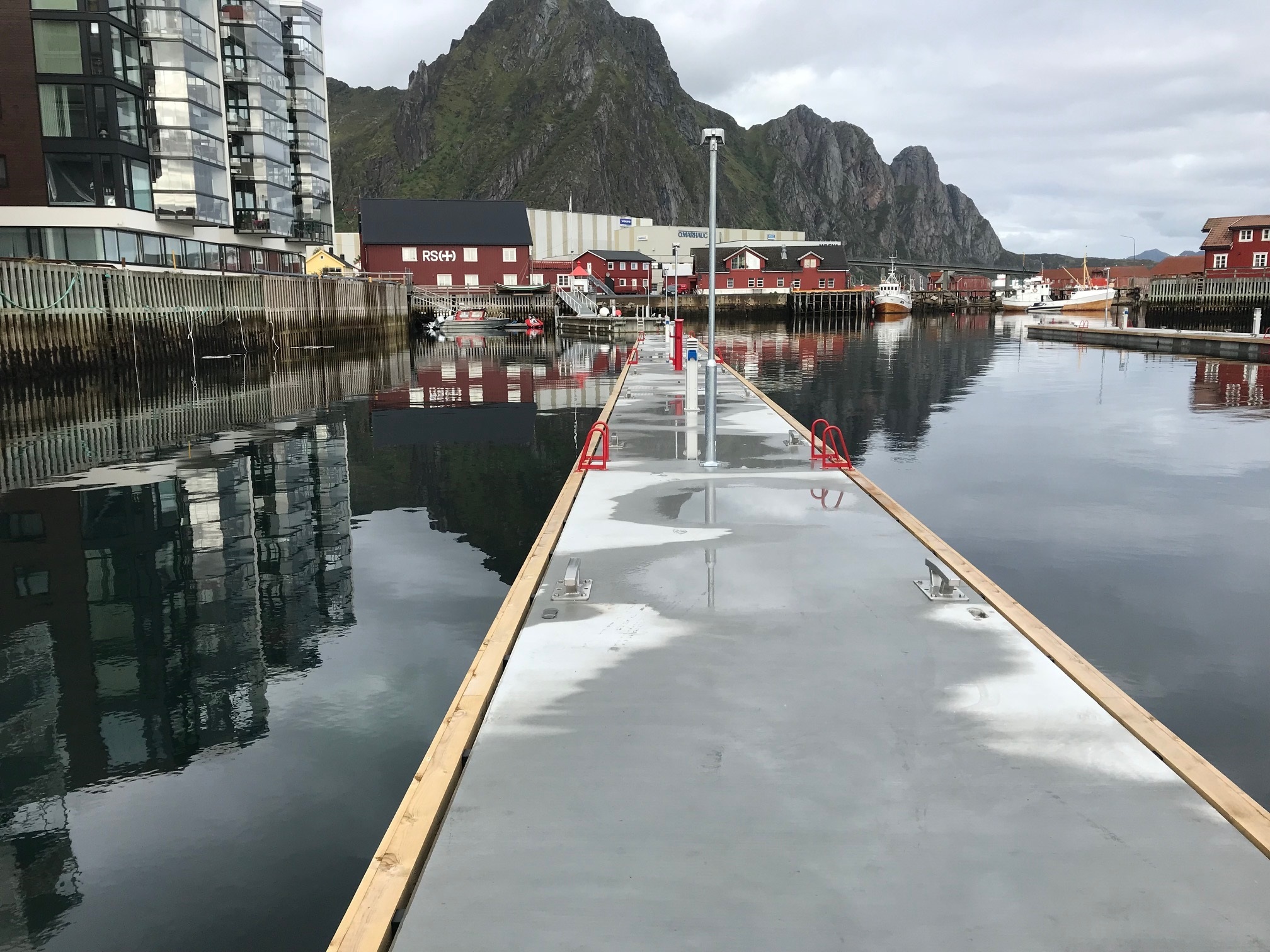 https://marinasolutions.no/uploads/Svolvær-marina-solutions-bryggeanlegg.jpg