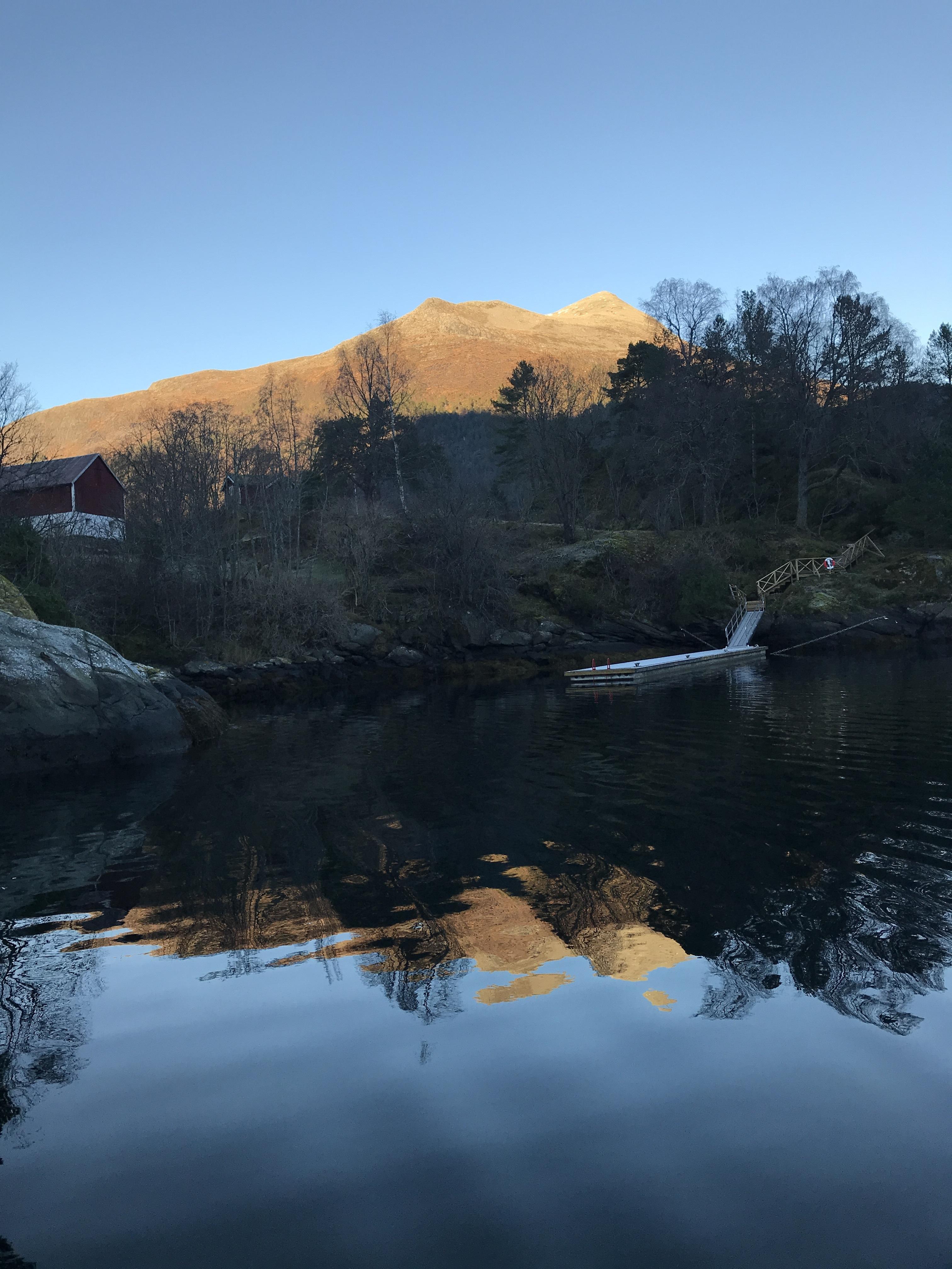 https://marinasolutions.no/uploads/Årsetøya-volda-kommune-betongbrygge-redningsleider.JPG